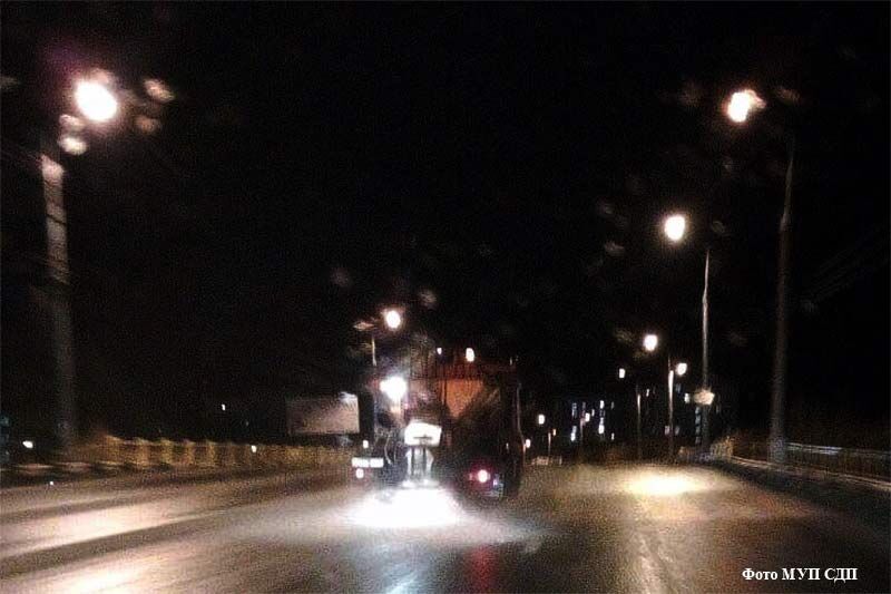 В Кургане после выпавшего снега с дождем обрабатывают дороги противогололедными материалами