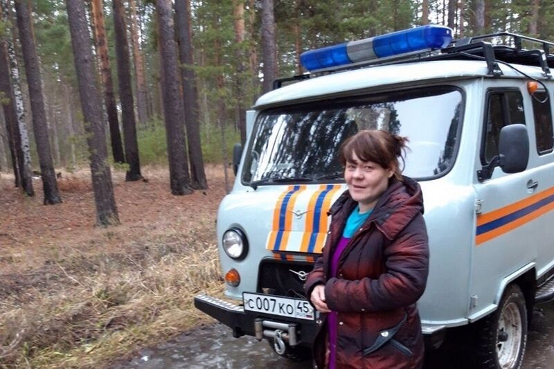 Курганские спасатели нашли заблудившуюся в лесу женщину