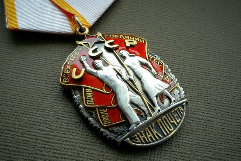 25 ноября 1935 года учредили орден «Знак Почета»