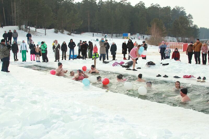 Кому – бассейн, кому – прорубь: в Кургане отметили День моржа