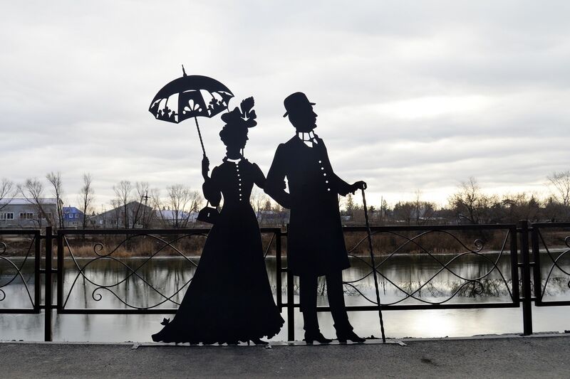 В Кургане на набережной появились арт-объекты