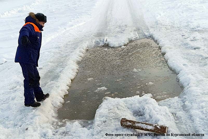 В Курганской области закрыли несанкционированную ледовую переправу