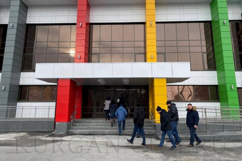 Глава города Кургана Андрей Потапов проинспектировал готовность к открытию спорткомплекса ДЮСШ