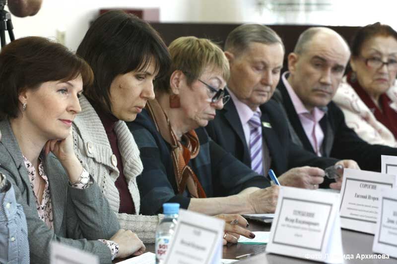 Продолжается обсуждение поправок в Конституцию