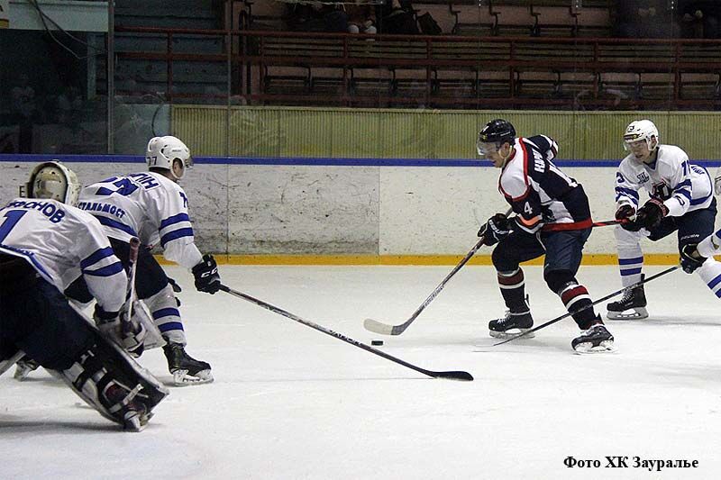 «Юниор» трижды обыграл «Кристалл» и вышел в плей-офф