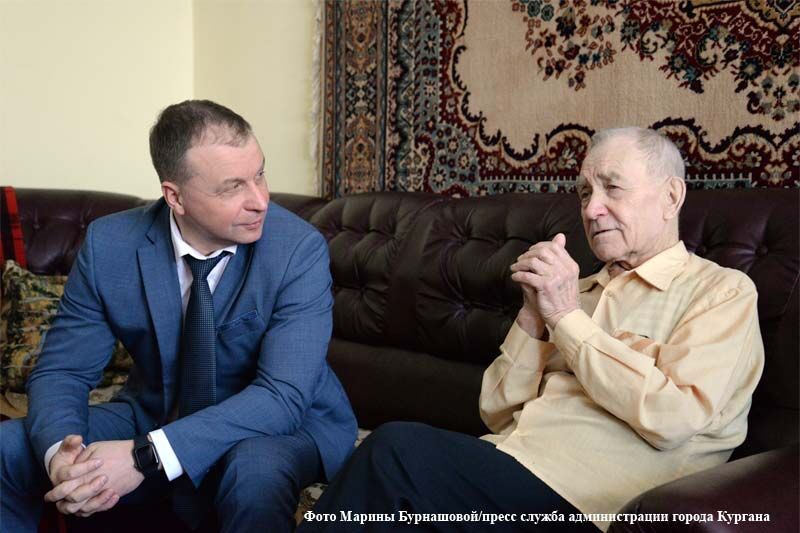 Глава города Андрей Потапов поздравил с наступающим 75-летием Победы участника Великой Отечественной войны Виктора Перминова