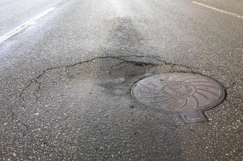 В Кургане просел асфальт вокруг колодца на проезжей части по проспекту Конституции