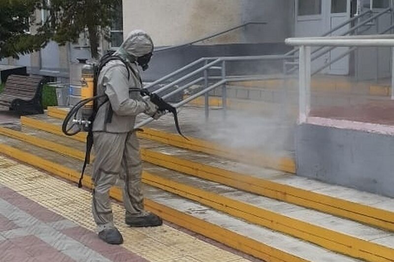 В Шумихе спасатели продезинфицировали железнодорожный вокзал