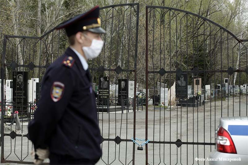 Желающих попасть на погост останавливают сотрудники ДПС