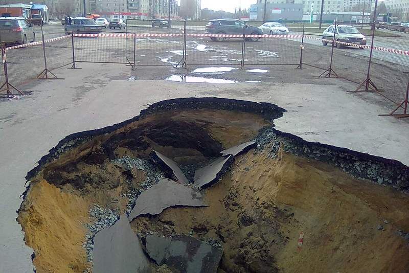 В Кургане за день сразу в двух местах провалился асфальт