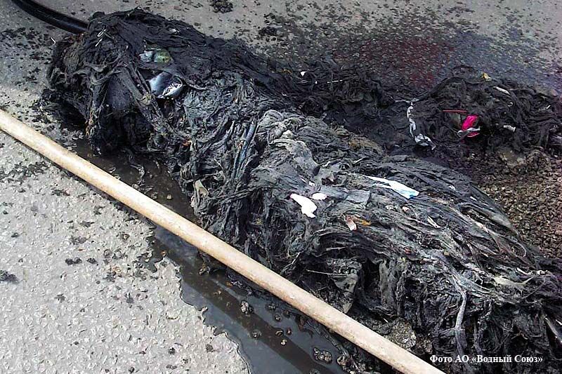 «Водный Союз» устранил засор канализации на улице Климова из-за тряпок и салфеток
