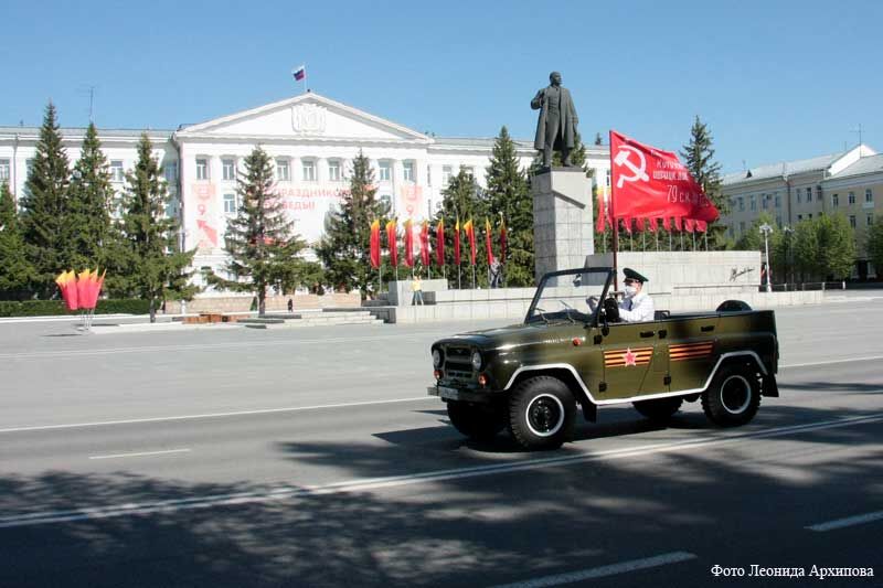 В День Победы по Кургану провезли Знамя Победы и флаг Российской Федерации