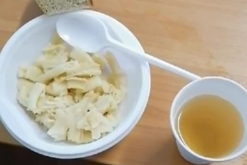 Зауральских вахтовиков, вернувшихся из Якутии, накормили холодным ужином