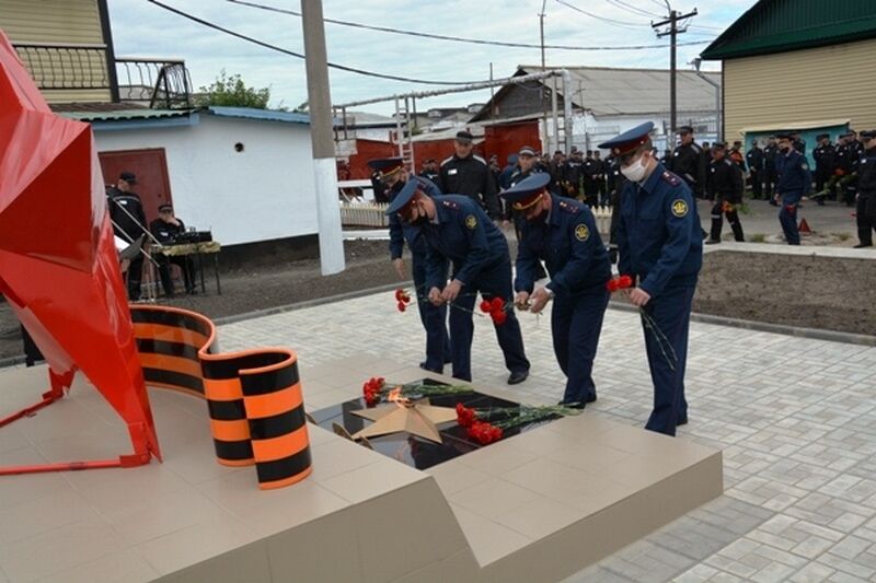 В Кургане заключенные на территории колонии строгого режима установили мемориал с Вечным огнем