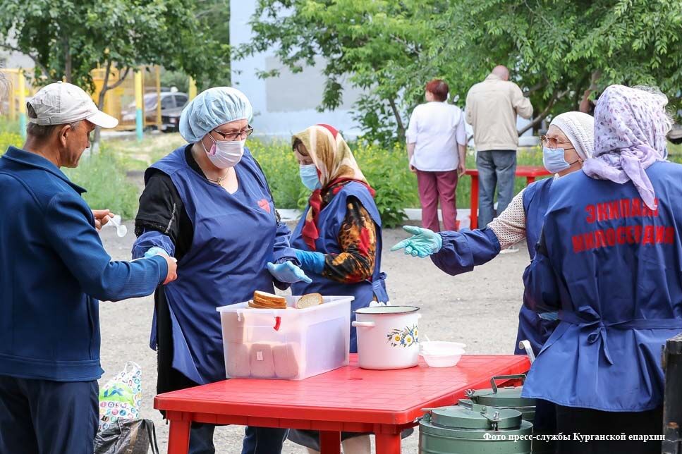 В Кургане православные активисты раздают еду нуждающимся
