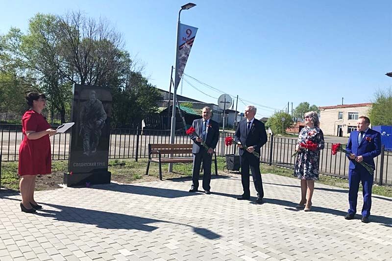 Знаменитая фотография зауральского солдата появилась на аллее Памяти в Белозерском районе