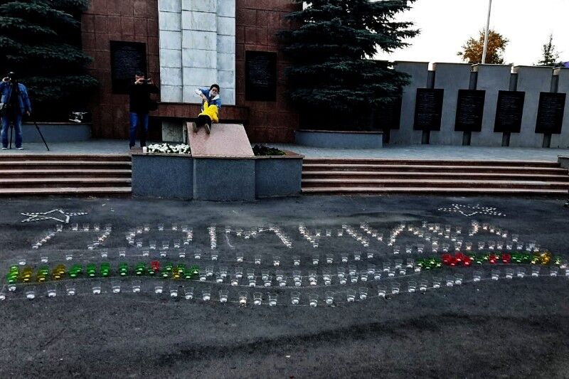В Кургане выложили из свечей слово «Помним»