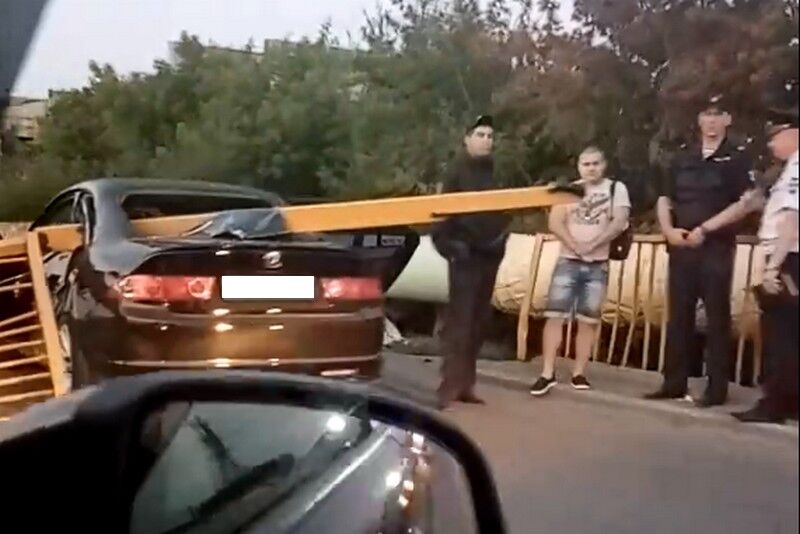В Кургане автомобиль насквозь пробило ограждением моста