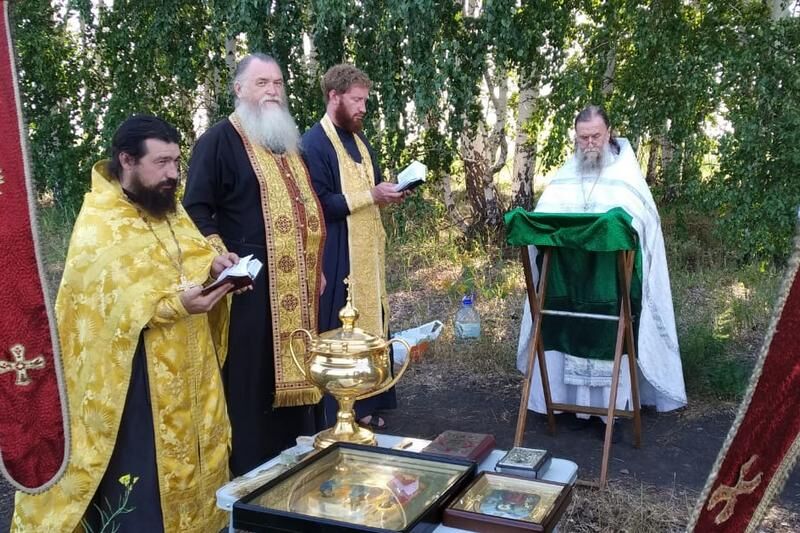 Курганские священники вышли в поле и помолились о дожде