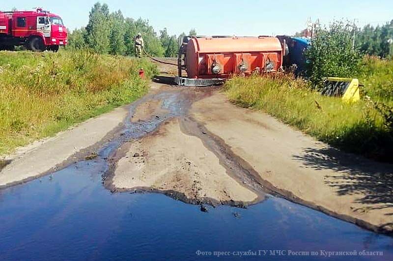 В Курганской области около переезда опрокинулся бензовоз