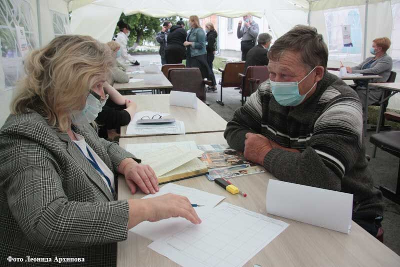 В Кургане продолжают работу уличные общественные приемные