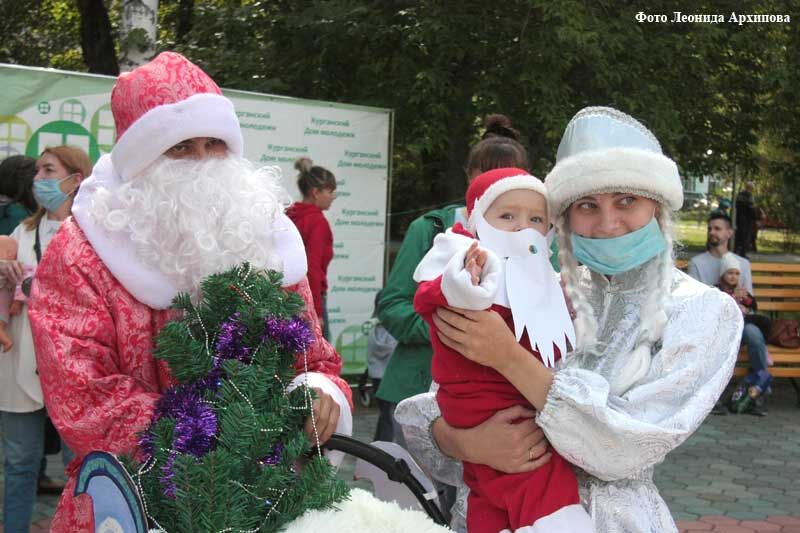 Дед Мороз пришел на День города Кургана со своими детьми