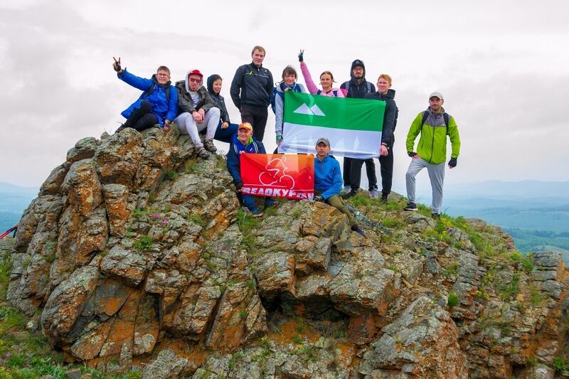 В честь Дня города велолюбители подняли флаг Кургана на живописный хребет Нурали