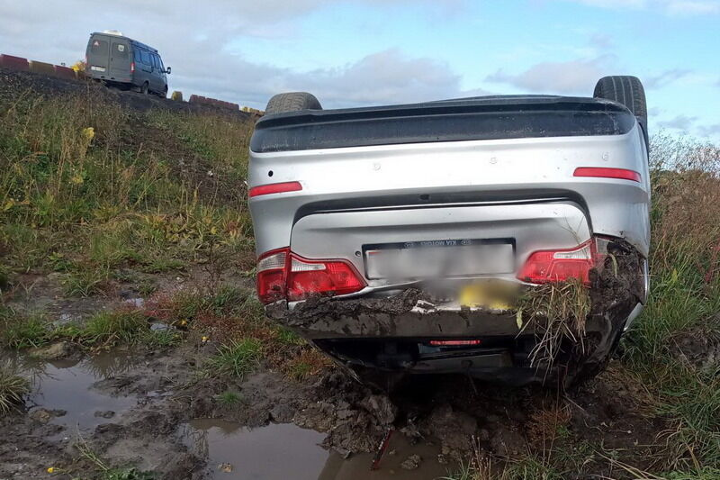 В Курганской области автомобиль вылетел с дороги и перевернулся