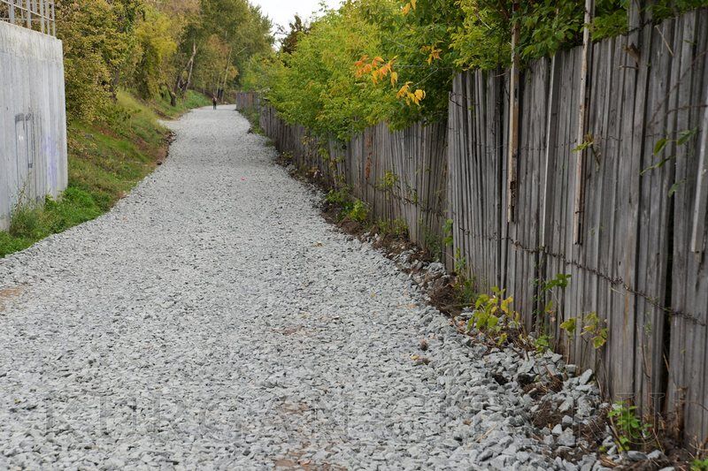 В Кургане продолжается благоустройство велодорожки вдоль шоссе имени Тюнина