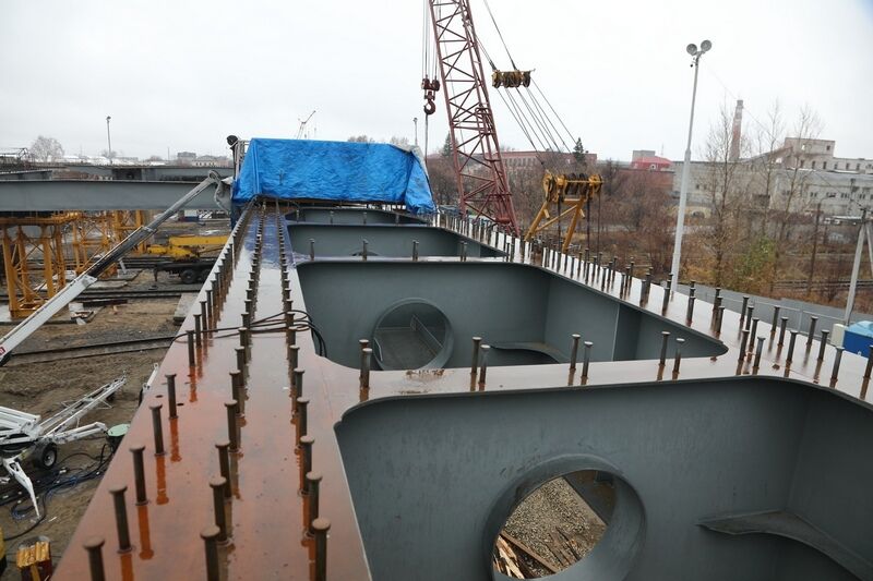 При строительстве моста ЖБИ смонтировано уже около 300 тонн металлоконструкций