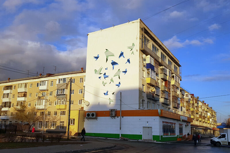 Курганцам рассказали, как на фасаде дома у парка Победы появились голуби