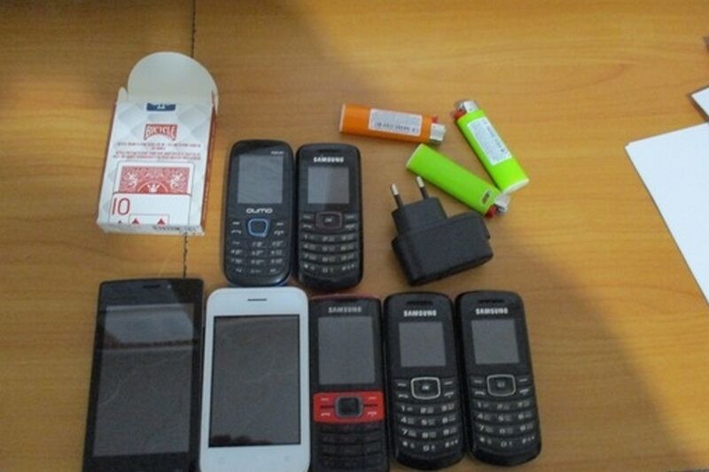 Курганец заплатит за попытку перебросить заключенным игральные карты и телефоны