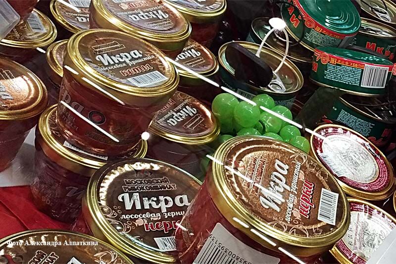 Курганцам рассказали, как правильно выбрать красную икру и не купить подделку