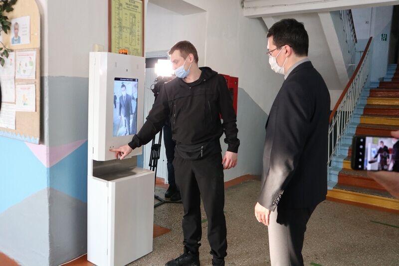 В зауральских школах установили дезинфекторы для рук с функцией измерения температуры