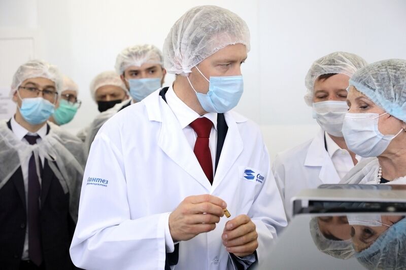 Министр промышленности и торговли РФ Денис Мантуров и полпред Президента в УрФО Владимир Якушев посетили курганский фармкомбинат «Синтез»