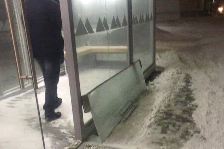 В Кургане сломалась дверь «умной» остановки