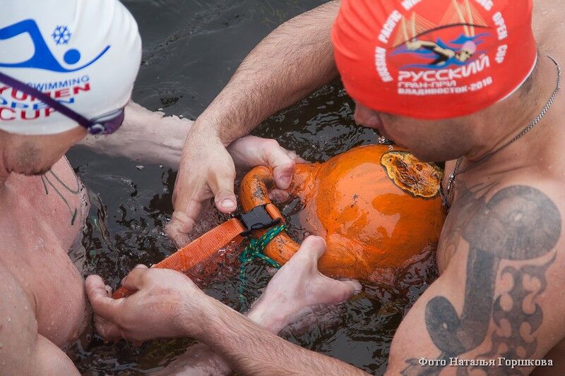 Тюменские моржи устанавливали рекорды по заплыву в проруби с 16-килограммовой гирей