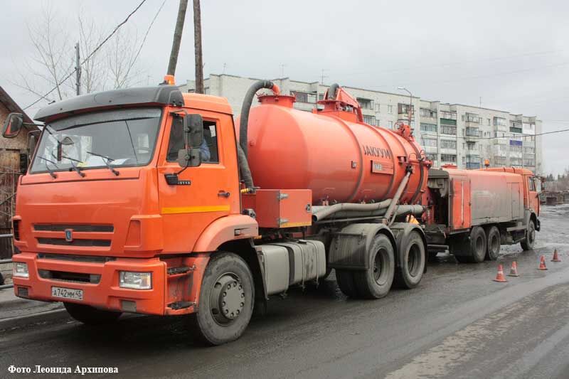 В Кургане отогревают и промывают «ливневку»