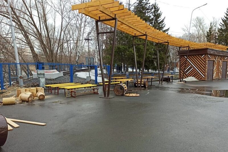 В курганском ЦПКИО неизвестные сломали новый объект уличной торговли