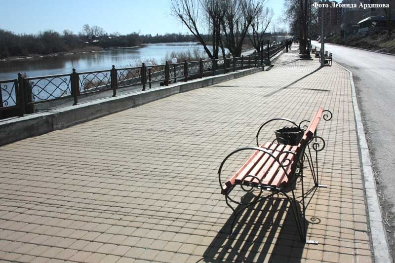 В Кургане после зимы приводят в порядок дороги и места отдыха горожан