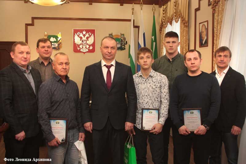 Глава города Кургана Андрей Потапов встретился с лучшими зауральскими борцами