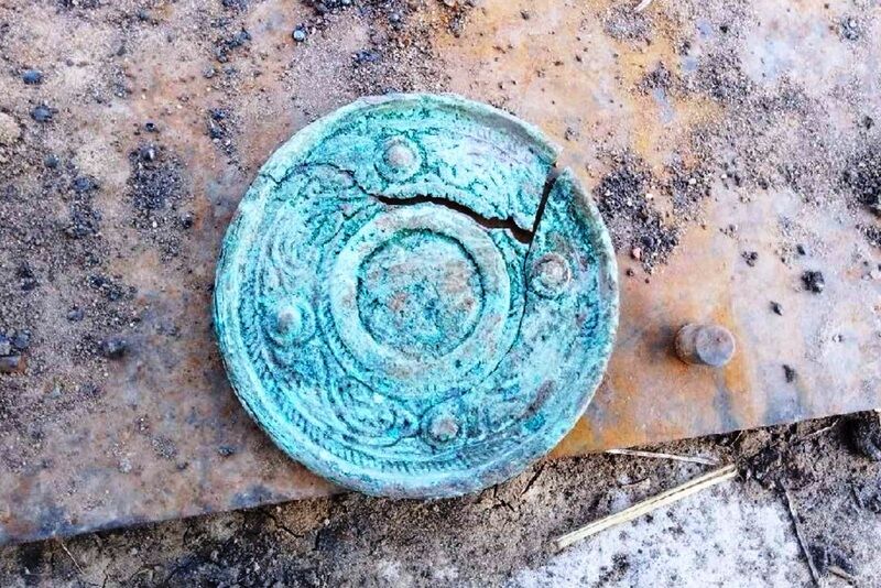 В Курганской области обнаружили древнее захоронение и зеркало из бронзы