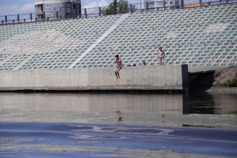 В Кургане подростки прыгают с набережной в Тобол в запрещенном для купания месте
