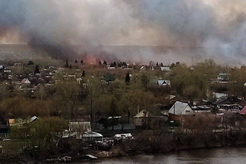 В пригороде Кургана загорелись заброшенные дачные участки