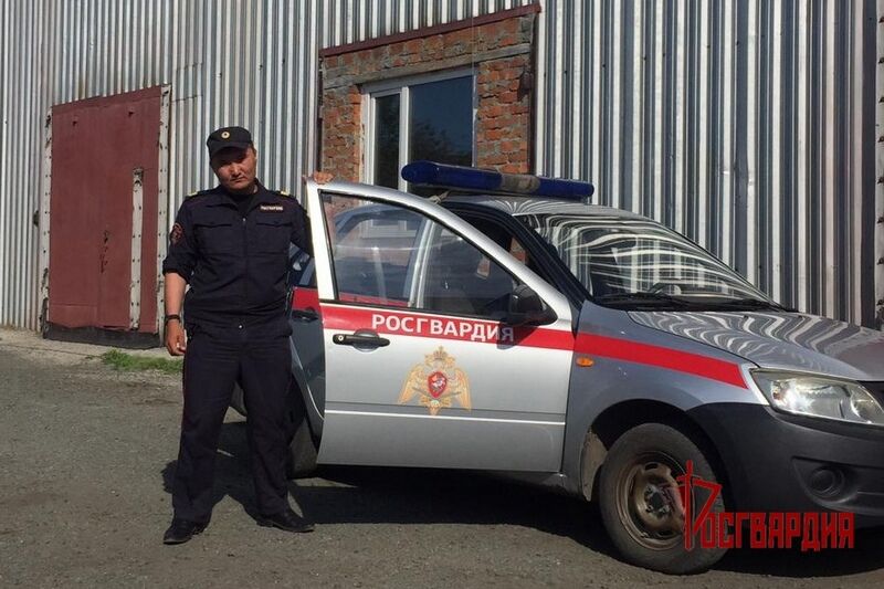 В Зауралье росгвардеец спас пенсионерку из пожара