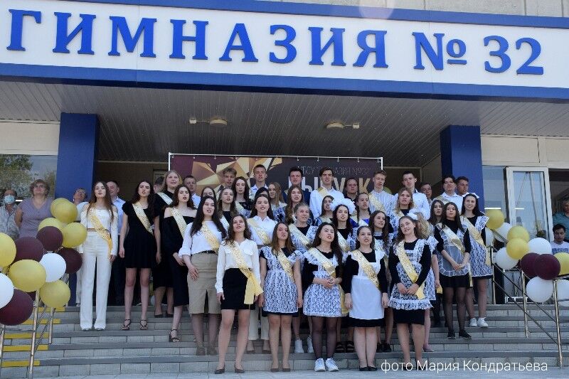 В Кургане общественники поздравили выпускников