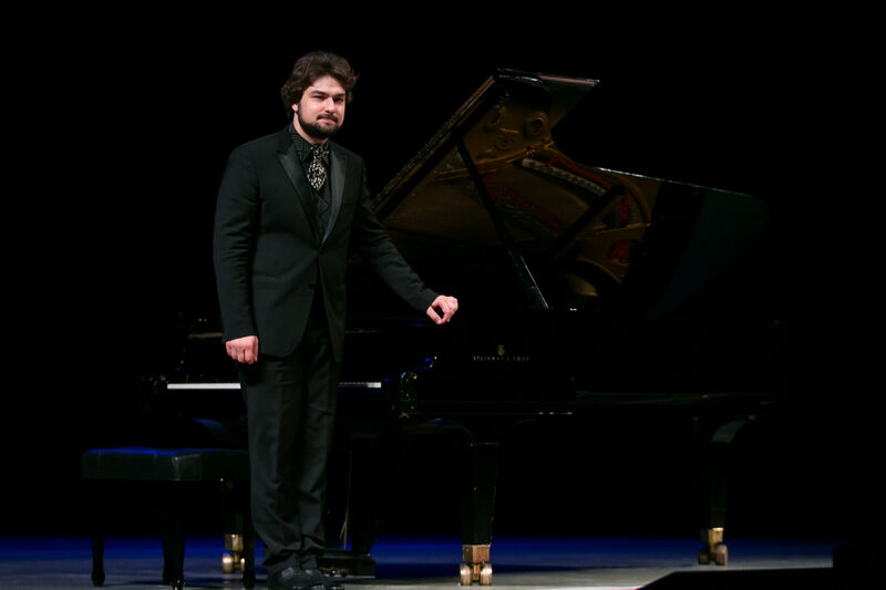 В Кургане выступил известный московский пианист Лукас Генюшас