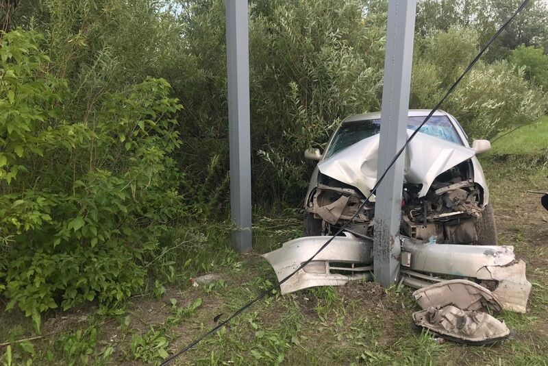 В Кургане водитель без прав врезался в столб