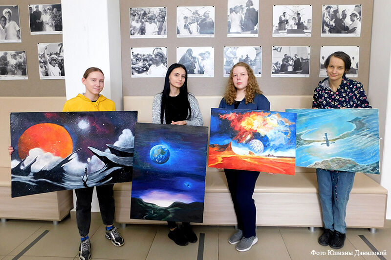 Студенты КГУ подарили планетарию космические панно