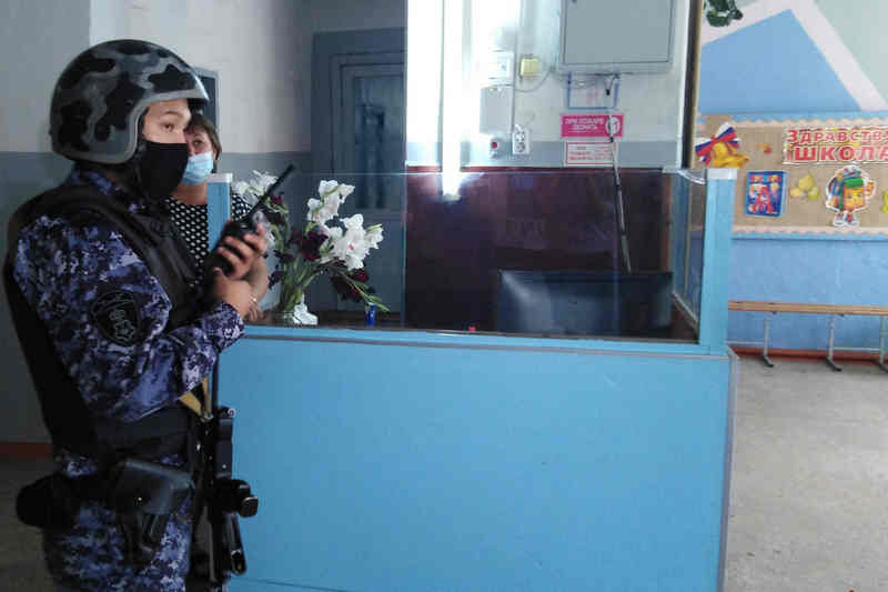 Перед 1 сентября в курганские школы пришли сотрудники Росгвардии